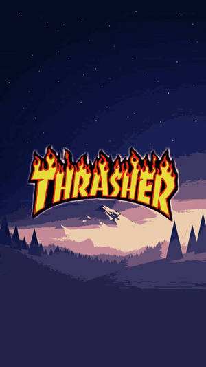 Thrasher雜誌標誌帶火焰，以星空夜晚山脈為背景。 — Thrasher 壁紙