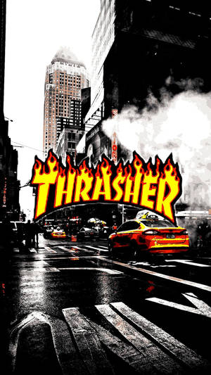 Thrasher 標誌帶有火焰，位於有雨的城市街道上，有黃色的士和高樓大廈。 — Thrasher 壁紙