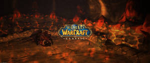 一條倒下的巨龍躺在充滿熔岩的火山洞穴中，帶有 World of Warcraft Classic 標誌。 — 魔獸世界經典版 壁紙