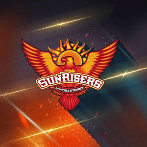 Sunrisers Hyderabad 運動隊標誌，帶有熾熱的鷹和發光的光效。 — 海德拉巴日出者 壁紙