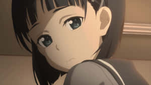 深色頭髮和藍色眼睛的動漫女孩在室內回頭看。 — 三島一八 壁紙