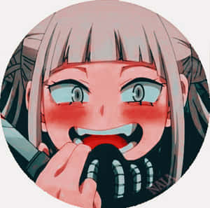 動漫女孩，蒼白的頭髮和紅色的臉頰，咧嘴大笑，同時將一個黑色物體靠近她的嘴。 — 羅馬 壁紙