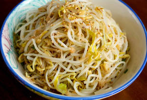 裝飾碗中的新鮮豆芽配芝麻。 — 蔬菜 壁紙