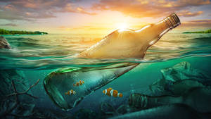玻璃瓶在日落時漂浮在海洋中，小丑魚在瓶內游動。