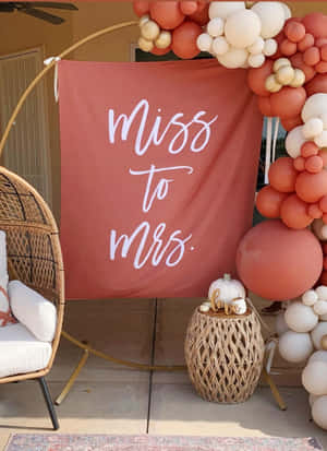 戶外婚禮裝飾，配有氣球拱門和「Miss to Mrs.」橫幅。 — 婚禮 壁紙