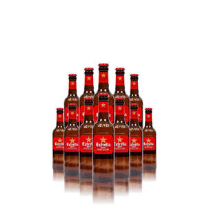 反光白色背景上的 Estrella Damm 啤酒瓶金字塔。 — 啤酒 壁紙