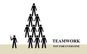 火柴人金字塔，其中一人持槍，文字 teamwork not for everyone。 — 團隊合作 壁紙