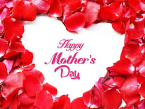 紅色玫瑰花瓣在「Happy Mother's Day」文字周圍形成一個心形。 — 母親節 壁紙