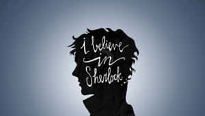 一個男人頭部的黑色剪影，內部有白色草書文字寫著「i believe in Sherlock」。 — 夏洛克 壁紙