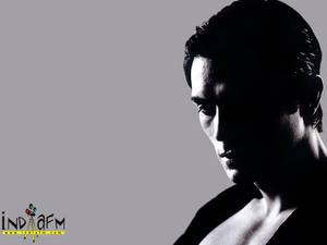 一個男人側面輪廓，帶有強烈陰影和高對比度照明。 — 阿盧·阿瓊 壁紙