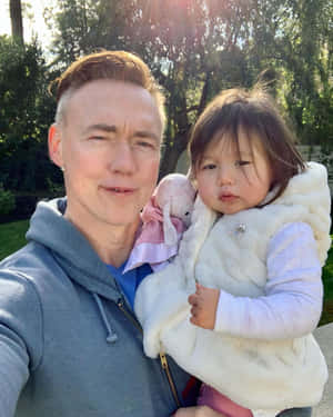 男人在戶外抱著幼兒在陽光明媚的日子 — 凱文·杜蘭特 壁紙