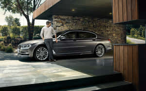 男人靠在現代石木車棚下的灰色豪華車上。 — Mercedes Benz C300 壁紙