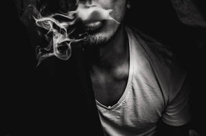男人在黑暗的黑白肖像中呼出煙霧。 — 抽菸 壁紙