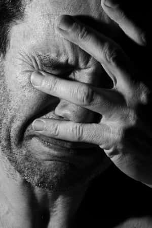 男人在情緒痛苦中用手遮住眼睛。 — 情緒 壁紙