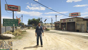 男人站在沙漠小鎮Route 66上的Texaco加油站前。 — 瓦斯 壁紙
