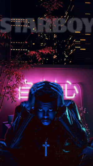 夜晚城市霓虹燈下，身穿深色外套的男人雙手放在頭上。 — 美學音樂 壁紙