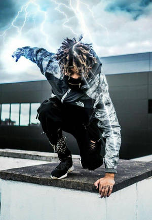 暴風雨中蹲在屋頂上的人，天空戲劇性。 — Scarlxrd 壁紙