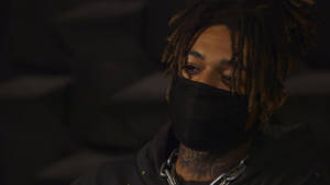 在昏暗燈光下戴黑色口罩和鏈條項鍊的辮子頭人士。 — Scarlxrd 壁紙