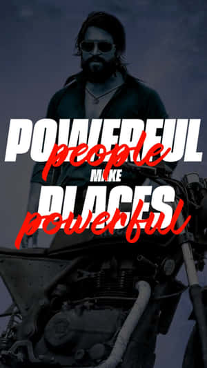 一個留鬍鬚和戴太陽眼鏡的男人站在摩托車後面，粗體字句寫著 'POWERFUL people MAKE PLACES powerful'。 — 巫妖王之怒 壁紙
