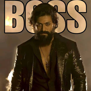 一個留鬍鬚的男人穿著黑色皮夾克，背後有「BOSS」字樣。 — The Krew 壁紙