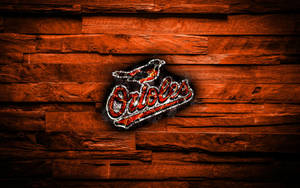 在木牆背景上燃燒的 Orioles 標誌。 — 巴爾的摩金鶯 壁紙