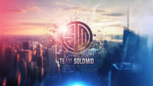 Team Solomid 標誌在日落時分的城市景觀上閃爍著粒子效果。 — 遊戲 壁紙