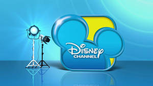 Disney Channel標誌與攝影棚燈光在藍色反光表面上。 — 迪士尼桌布 壁紙