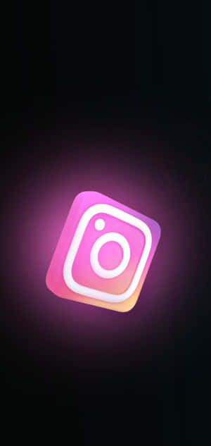 在深色背景上帶有粉紅色和橙色漸變的發光Instagram應用程式圖標。 — iPhone Xr 壁紙