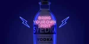 一個帶有霓虹閃電和文字 bring your own spirit 的伏特加酒瓶。 — 霓虹 壁紙