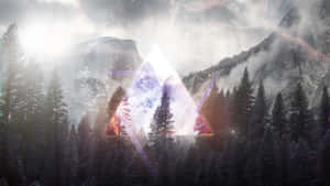 一個發光的三角形懸浮在黃昏時分的雪山林地上。 — 魔法森林 壁紙