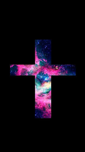 一個由彩色星雲在黑色背景上組成的天體十字架。 — 粉色花朵 壁紙