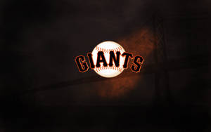 一個發光的棒球，上面有「GIANTS」字樣，襯托著黑暗的橋樑輪廓。 — 運動 壁紙