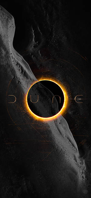 一個發光的橙色光環，在黑暗的紋理表面上刻有金屬字母的「DUNE」字樣。