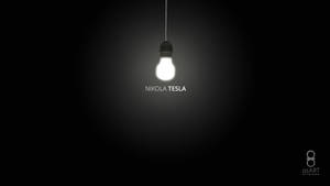 一個發光的燈泡，下方有'NIKOLA TESLA'文字，背景黑暗。 — 特斯拉 壁紙