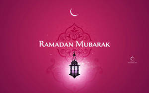 粉紅色背景上帶有燈籠和新月的 Ramadan Mubarak 問候 — 魯路修·蘭佩洛奇 壁紙
