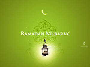 在綠色背景上，以發光燈籠和新月表達的 Ramadan Mubarak 祝福。 — 三島一八 壁紙