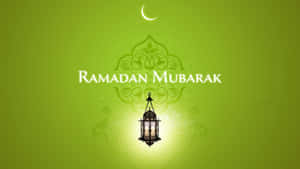 綠色背景上帶有發光燈籠和新月的 Ramadan Mubarak 問候。 — 綠光戰警 壁紙