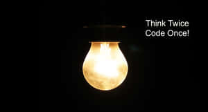 一個亮著的燈泡，上面有短語 Think Twice Code Once，背景為黑色。 — 程式設計 壁紙