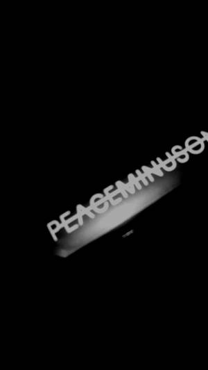黑色背景上發光的白色文字 peace minus one — 土耳其藍 壁紙