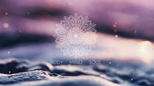 紫色暮色天空下，水面上帶有「body mind soul」文字的白色曼陀羅。 — 靈性動圖 壁紙