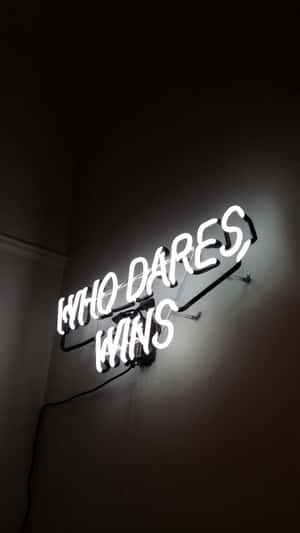 一個白色霓虹燈牌，在深色牆壁上寫著 who dares wins。 — 手機 壁紙