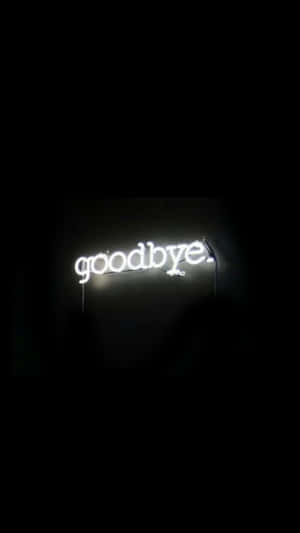 一個發光的白色霓虹燈牌，寫著goodbye，掛在暗牆上，下方有剪影。 — 再見 壁紙