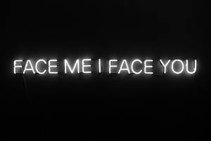 霓虹燈牌在黑色牆上顯示 face me i face you — 霓虹 壁紙