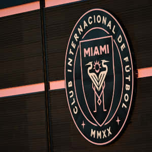 Club Internacional de Fútbol Miami 標誌在深色建築物外牆上發光。 — 運動 壁紙