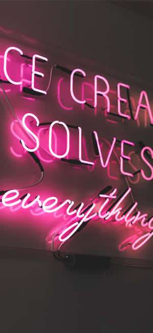 粉紅色霓虹燈牌，上面寫著 ice cream solves everything，掛在深色牆壁上。 — Galaxy Note 壁紙