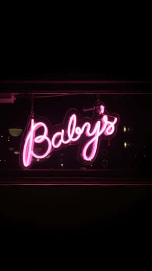在黑暗的城市環境中，寫著 Baby's 的粉紅色霓虹燈牌。 — 乾淨 壁紙