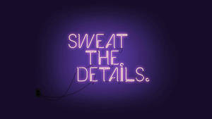 深紫色牆壁上寫著「SWEAT THE DETAILS」的粉紅色霓虹燈牌。 — 霓虹紫 壁紙