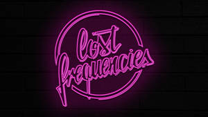 粉紅色霓虹燈牌寫著 Lost Frequencies 在深色磚牆上。 — 霓虹粉紅美學 壁紙