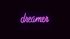 粉紅色霓虹燈牌，上面寫著 dreamer，背景是黑色牆壁。 — BTS 紫色美學 壁紙
