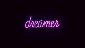 粉紅色霓虹燈牌，上面寫著dreamer，背景是黑色牆壁。 — 霓虹紫 壁紙